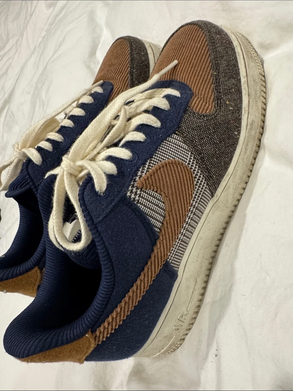 Nike Men's Low-Top Sneakers in Navy and Brown